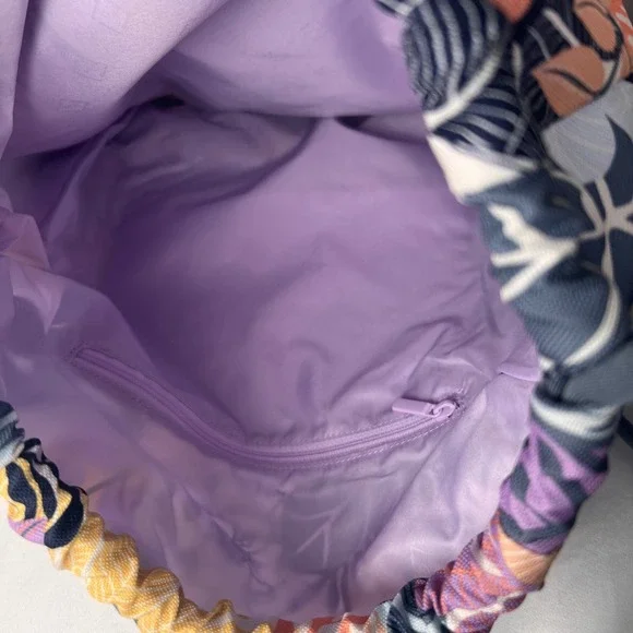 Vera Bradley Lighten Up Deluxe Drawstring Backpack Palm Floral Print NWT - Picture 4 of 7